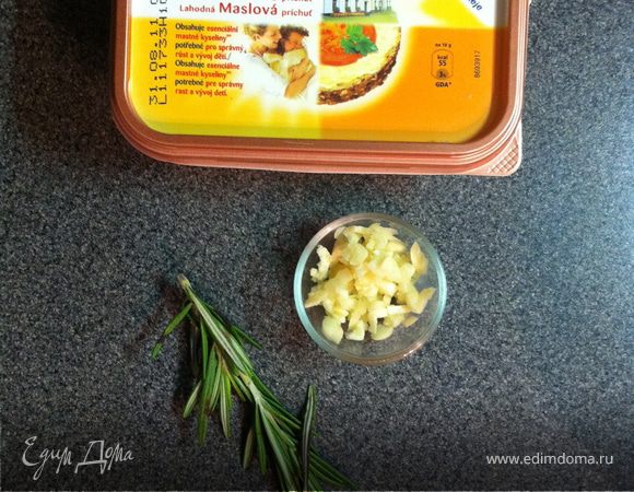 мне нравится сочетание розмарина и  чеснока с картошкой 