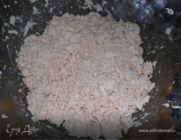 Филе порезать кусочками, выложить в салатник,приправить паприкой,горчицей смазать майонезом.