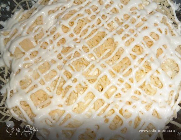 потереть на терке сыр, выложить - смазать майонезом;