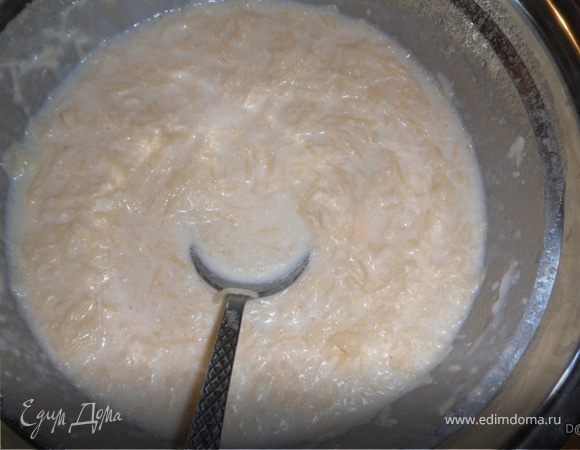 Сыр потереть на кр. терке, добавить молоко,