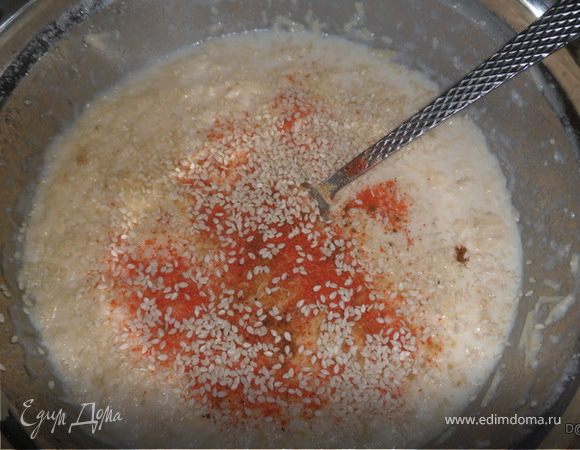 яйцо,специи,соль, растопленный маргарин(остывший!),муку.