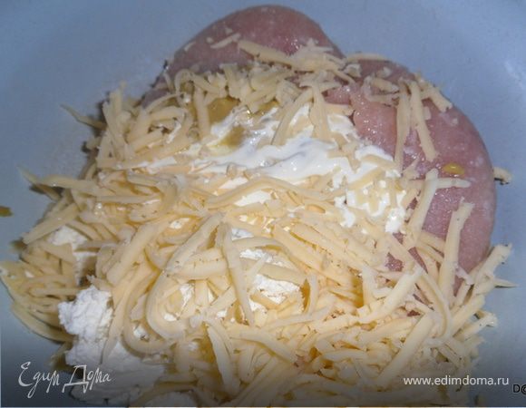 Смешать фарш, творог, сметану, сыр,горчицу, соль и специи.