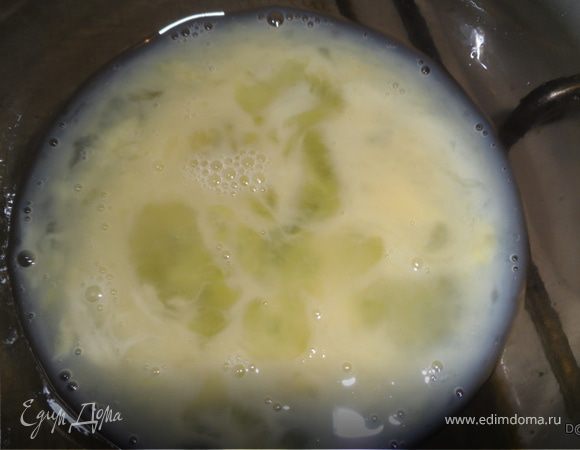 Для кляра смешать яйцо с солью 