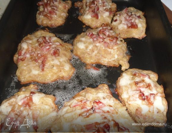 картофель потереть на средней терке.

Добавить фарш,яйцо, сметану, муку,соль(если нужно), специи.

Все хорошенько перемешать.Противень смазать раст. маслом и выложить небольшие лепешки.Сверху выложить порезанную соломкой грудинку.Запекать практически до готовности.Минут за 7-10 полить майонезом или сметаной.
