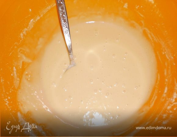 Смешать сгущёнку, яйца, муку, соду.