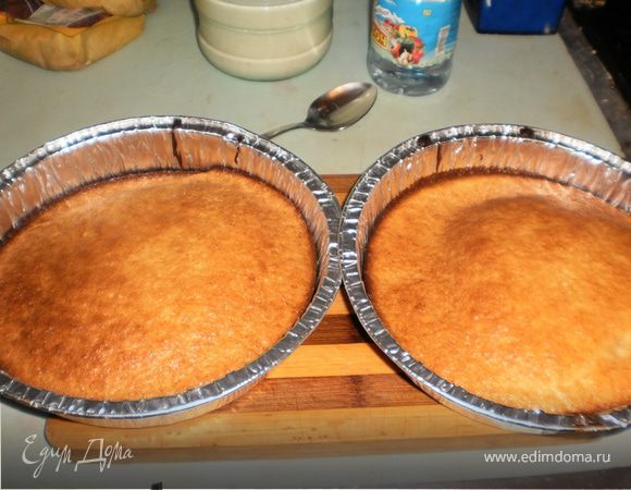 Вынимаем готовые коржи.