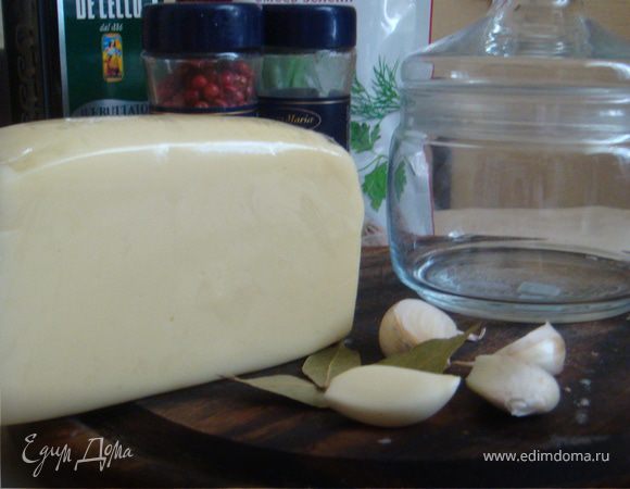 В этом рецепте маринования я использую не обычное оливковое масло, а с фруктовым вкусом-это масло-экстракласса- с минимальной кислотностью, что считается признаком качества. Также я не стала перегружать сыр пряными травками,а добавила нейтральные (для России)-укроп,пертушка. Жгучий перец тоже не добавляла. Сыр получился очень не обычный, с чесночно-фруктовый ароматом и послевкусием, абсолютно не перегруженный и сбалансированный. Люблю такие сочетания! Попробуйте- очень так здорово получилось.
Итак: сыр порезать на кубики, чеснок порезать тонкими пластинами.
Подготовить баночку для маринования сыра- просто обдайте её крутым кипятком!
Выкладываем в баночку сломями-на дно немного горошин перца-и красного и черного, далее сыр, чеснок, посыпать травками. Слои повторить до верха баночки еще вложив пару листиков лаврушки.
