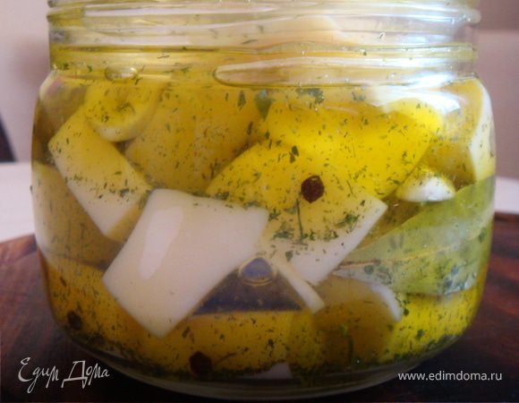 Заливаем оливкомым маслом и настаиваем в холодильнике пару суток, периодически потряхивая,переворачивая баночку.
Подавать к белому вину как закуску или как дополнение к фруктам и сырной тарелке