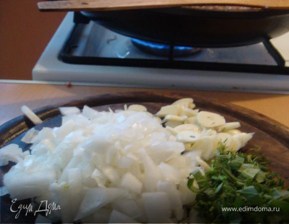 Лук,чеснок порезать и зелень мелко порубить
