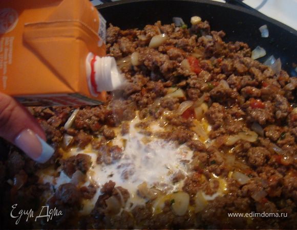 Добавить к фаршу, перемешать, чуть присолить. 
Жарить фарш дальше до прозрачности лука. Выложить к фаршу соус НЕАПОЛИТАНА, перемешать, хорошо прогреть в течении 10 минут. Добавить сливки, перемешать и уварить соус вдвое. Примерно минут 15.

