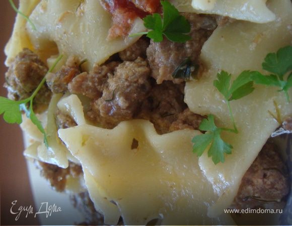 Тем временем отварить пасту аль данте ("на зубок"- на пару минут меньше заявленного времени приготовления на упаковке). 
Макароны выложить в соус, перемешать. Выключить и дать настояться минут 10.
Подавать украсив петрушкой.