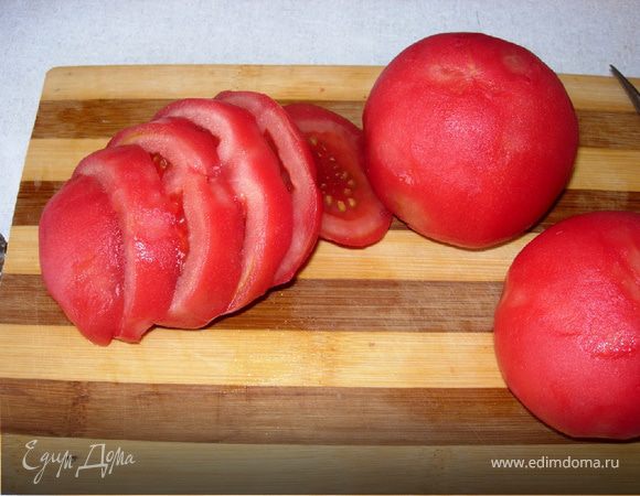 Приготовим начинку - соус болоньез:

Для начала помидоры погрузим в кипяток на секунд 10, остудим, снимаем шкурку и нарезаем кубиками (можно положить вместо помидор томатную пасту, но летом, когда помидоры доступны, лучше свежие).
