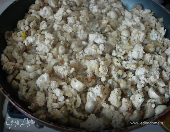 Наливаем оливковое масло на сковородку и кладем туда лук, чеснок, грибы. Слегка обжариваем, чуть посолим, поперчим, приправим базиликом и тимьяном. Добавляем мясо (опять чуть посолили).
Через минут 10-15 добавляем помидоры, затем вино (если мясо тёмное - говядина, например, -берите красное сухое вино, если светлое, как у меня, то лучше белое), накрываем крышкой и тушим мин. 20-30 до готовности мяса.