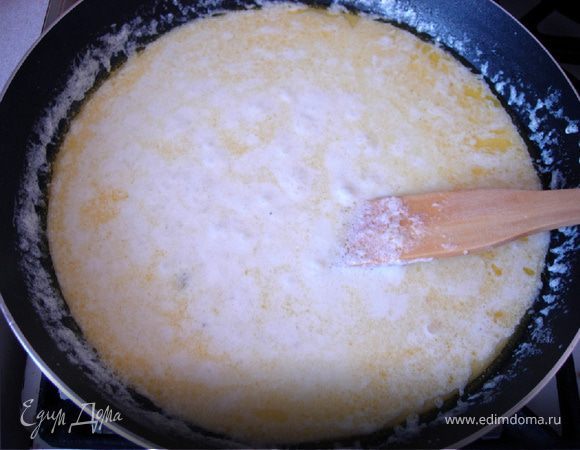 Готовим соус Бешамель:

Растапливаем сливочное масло, добавляем муку, перемешиваем венчиком и вливаем теплое молоко, чтобы не было комочков.Ставим смесь на огонь и варим, помешивая, но не кипятим. Добавляем тертый сыр и держим на огне пока не расплавится.