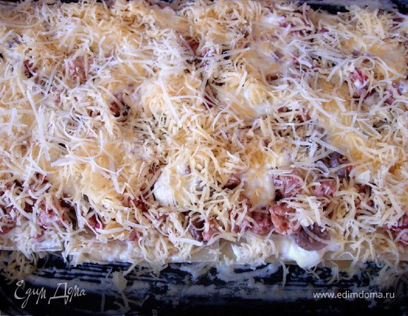 Вариантов сборки лазаньи множество, я собирала её так: сначала немного смажем противень соусом бешамель, затем, если у вас были готовые листы лазаньи, то чтобы они не остались при запекании твердыми, смажем и их бешамелем. Потом кладем болоньез, посыпаем тертым сыром. Теперь все заново:листы, бешамель, болоньез, сыр. Проделываем это столько раз, сколько у вас начинки.
У меня последний слой был болоньез, соус бешамель, тертый сыр. Можно сделать его из листа лазаньи с небольшим количеством бешамеля, посыпанного сыром.
Запекаем при t 180C около 20-30 мин взависимости от вашей духовки.