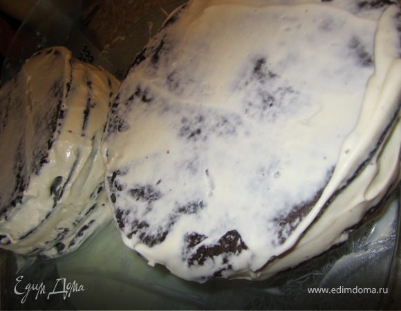 Сложить все коржи, оставить на 30 минут для пропитки, затем поставить на 1-2 в холодильник.