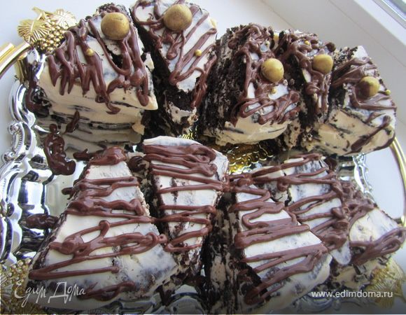 Достав из холодильника, режим на ровные части.
Украсить растопленным шоколадом.