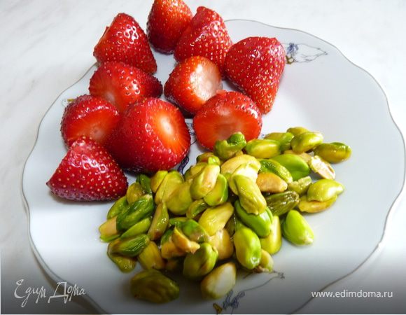 Фисташки залить кипятком, затем очистить от шелухи. Перемолоть в кофемолке.