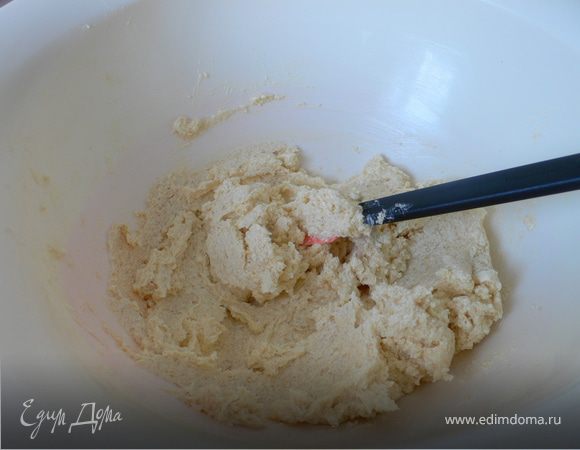 Растереть маргарин с сахаром,
