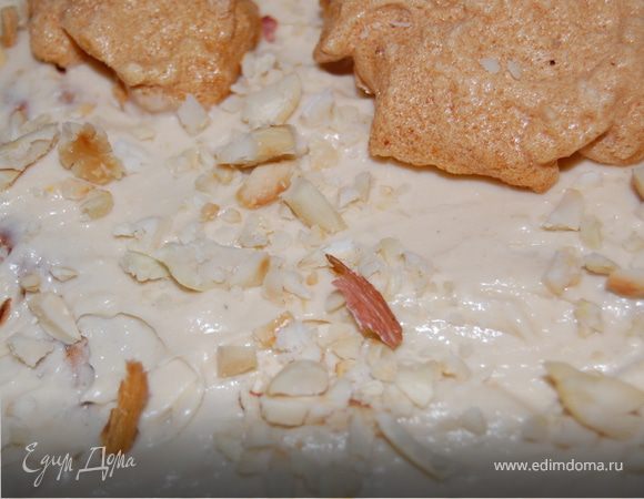 Вариант№2. На первый смазанный корж я укладываю маленькие безешки и арахис, толченый в ступке. смазываю снова все кремом и укладываю второй корж.Его в свою очередь тоже смазываю кремом, на сей раз промазываю бока и их, и верхушку торта обсыпаю крошкой от парочки маленьких безхе и орехов, смолотых в кофемолке. Вы спросите, почему второй торт? Я отвечу, я дико настырная во всем, и в кулинарии в том числе, не могла не довести рецепт до ума! Страшно довольна своим результатом! Хотя и первый вариант был вкуснейшим и муж смел его в один присест!