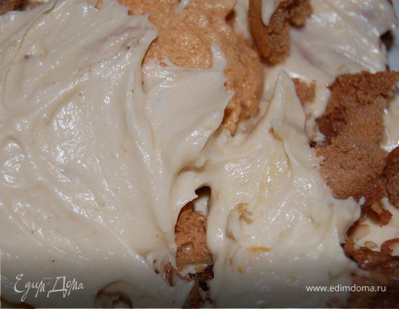 Смазываю снова все кремом и укладываю второй корж.Его в свою очередь тоже смазываю кремом и верхушку торта обсыпаю крошкой от парочки маленьких безе и орехов, смолотых в кофемолке.