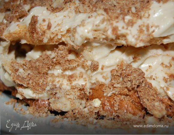 На сей раз бока, кстати, уже и можно смазать и обсыпать, как и верх, безе-коржи у меня вышли толстенькие и прослойка из маленьких безе сыграла не последнюю роль, так что теперь это настоящий торт!