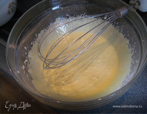 Желтки взбиваем с сахаром добела.
