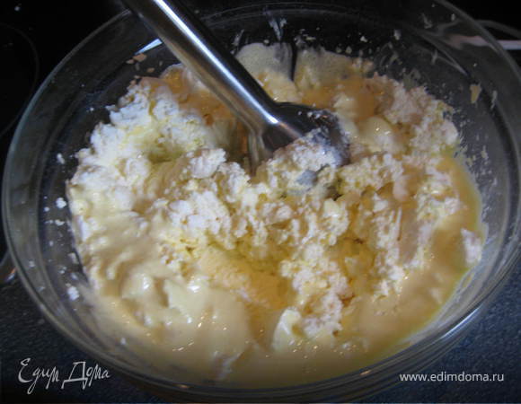 Добавляем творог и бледером взбиваем до однородности.