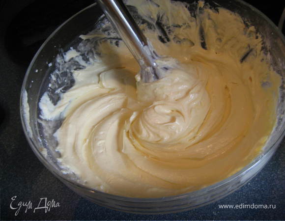 Всыпаем в творожную смесь пуддинг и хорошо взбиваем до пышности.