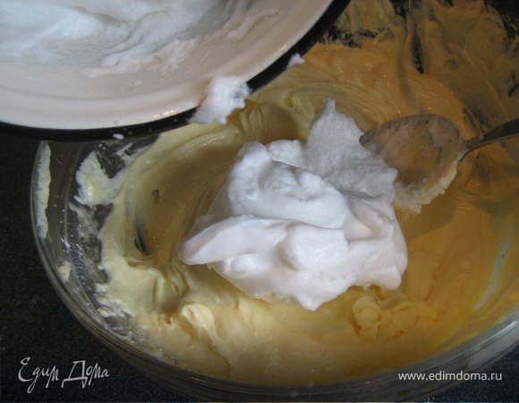 Белки взбиваем со щепоткой соли до жестких пиков и соединяем аккуратно с творожным  кремом с помощью деревяной лопатки движениями снизу-вверх.