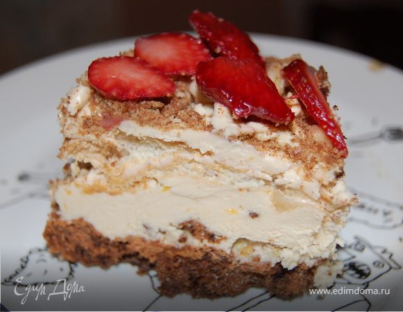 Торт можно украсить по своему усмотрению – и фигурками из безе, и ореховой крошкой, и узорами из крема, каждый раз можно делать по-разному. Торт убрать в холодильник на часок. Второй вариант я, пользуясь тем, что на дворе июнь, решила украсить свежей клубникой - это и вкусно, и красиво, и вообще очень празднично!