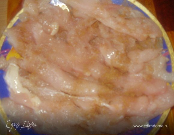 Куриное филе нарезаем набольшими,тонкими полосками,солим,перчим и оставляем на 30 минут промаринрваться.