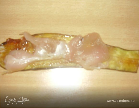 Когда овощи лсьынут,берем полоску куриного филе и выкладываем на баклажан и кабачок,заворачиваем в форме "улитки".