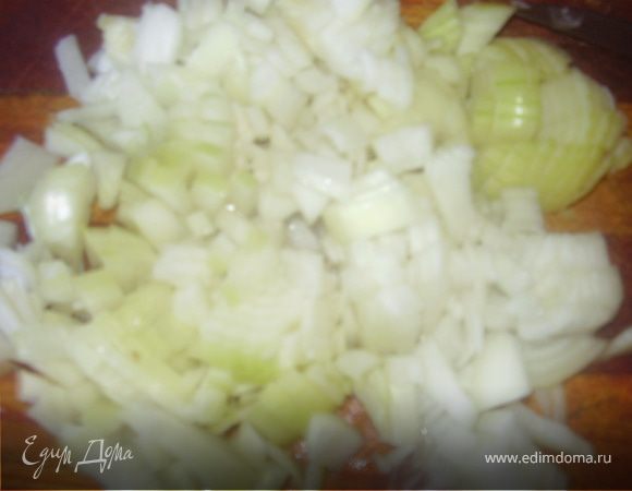 Лук нарезаем мелко и обжариваем на масле до прозрачности и мягкости.