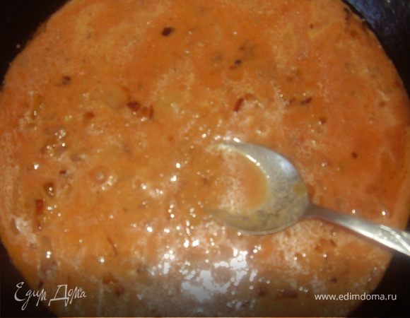 Заливаем лук томатным соком,солим ,перчим,добавляем сметануЮперемешиваем,доводим в сковороде до кипения,кладем щепотку сухого орегано и базилика и кипятим 5-7 минут.