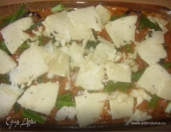 Сыр натираем на терке плпстинами и выкладываем сверху ,затем рвем руками зелень и рписыпаем ней наше блюдо.