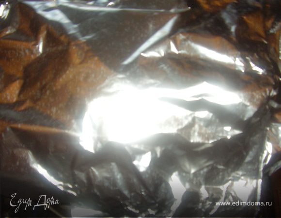 Накрываем форму фольгой,чтоб фольга не касалась сыра.Ставим в разогретую до 220 градусов духовку на 30 минут.