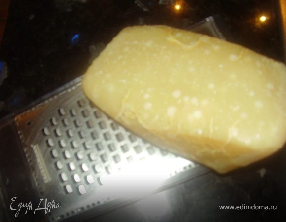 Пармезан натираем на терке для сыра.