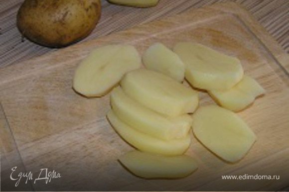Картофель нарезать кружочками толщиной 4-6 мм, отварить до полуготовности в подсоленой воде.