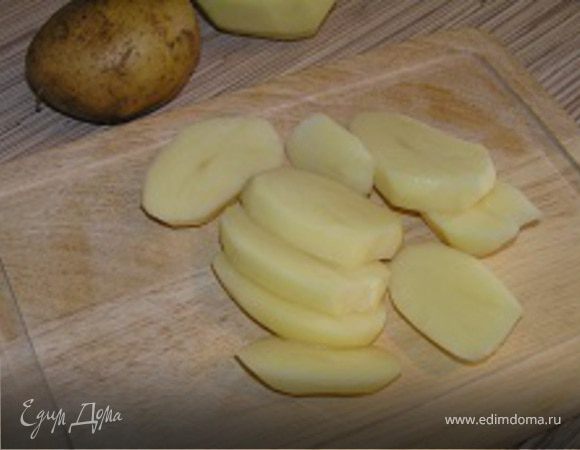 Картофель нарезать кружочками толщиной 4-6 мм, отварить до полуготовности в подсоленой воде. 