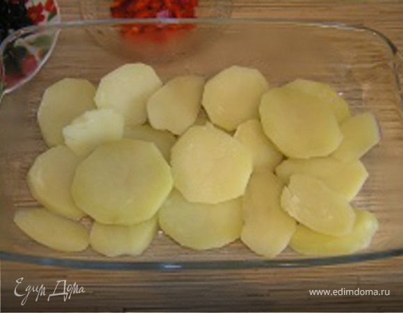 Форму для запекания смазать маслом и выложить слоями картофель,