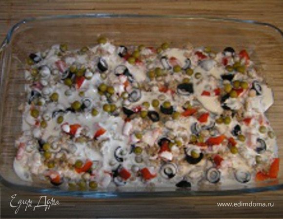 Смешать сметану с молоком, полить сверху на овощи,