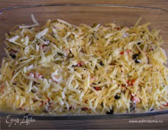 присыпать тертым сыром. Выпекать в разогретой до 180*С духовке 20-25 минут.