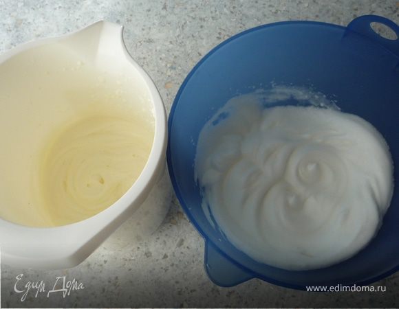 Желатин замочить в холодной воде. Белки и сливки отдельно взбить.  