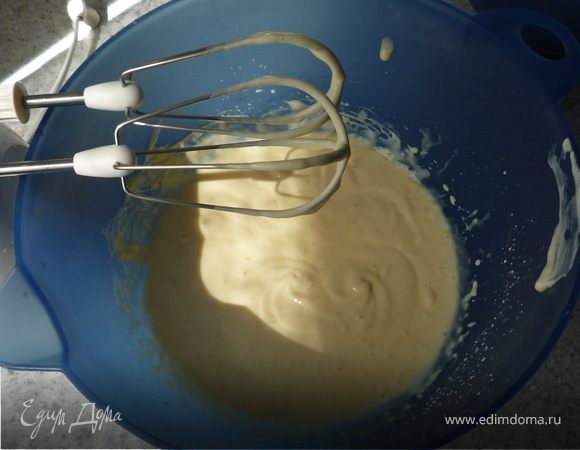 Перемешать маскарпоне, йогурт, яичный ликер, 50г сахарной пудры и ванильный сахар. 