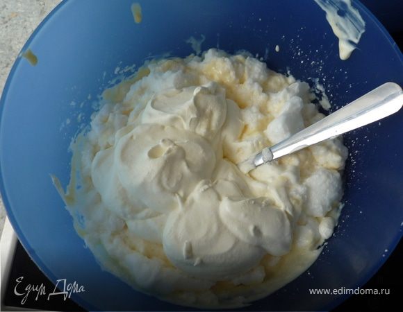 Желатин отжать и растопить на медленном огне. Добавить пару ложек крема, постоянно помешивая. Затем желатин вмешать в крем. Также туда аккуратно добавить взбитые белки и сливки.