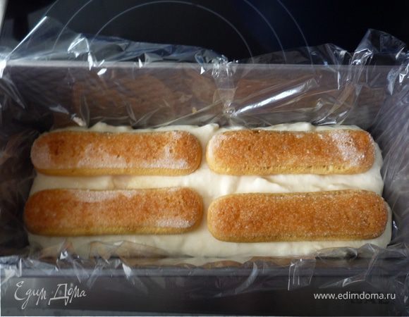 В кофе добавить ром и сахарную пудру. Прокапать этим кофе печенье (я чайной ложкой это делала). Макать печенье не стоит, т.к. оно бысто впитывает жидкость и теряет форму. Прямоугольную форму
(20х18) (я использовала форму для кексов) выложить пищевой пленкой. Слоями выкладывать крем и печенье, посыпая 2/3 шоколадной стружки.