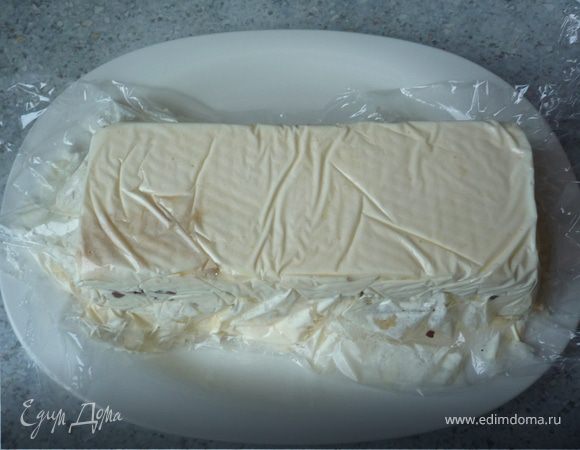 Накрыть фольгой и поставить в холодильник на пару-тройку часов. Затем аккуратно извлечь тириамису.