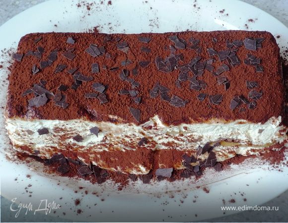  Посыпать какао и оставшейся шоколадной крошкой. Нежнейший и вкуснейший десерт готов. Приятного аппетита!