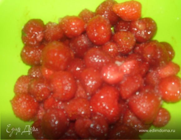 Клубнику очищаем от хвостиков.